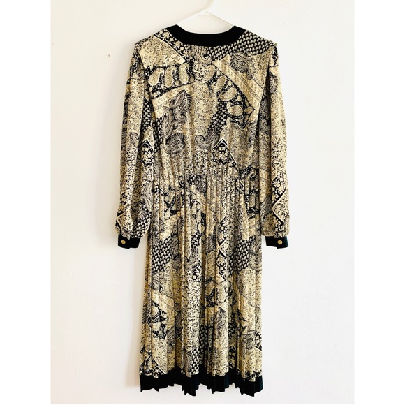 Vintage Long Sleeve Paisley Dress with Pleated Skirt Detail - Picture 13 of 16